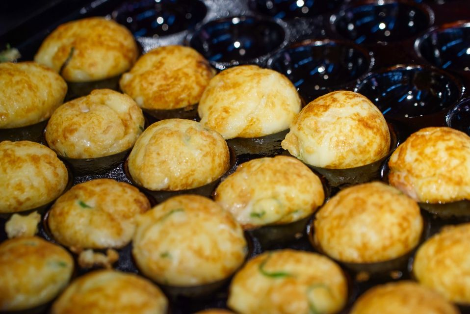 Osaka: 2-Hour Kuromon Market Walking Street Food Tour - Souvenir Shopping